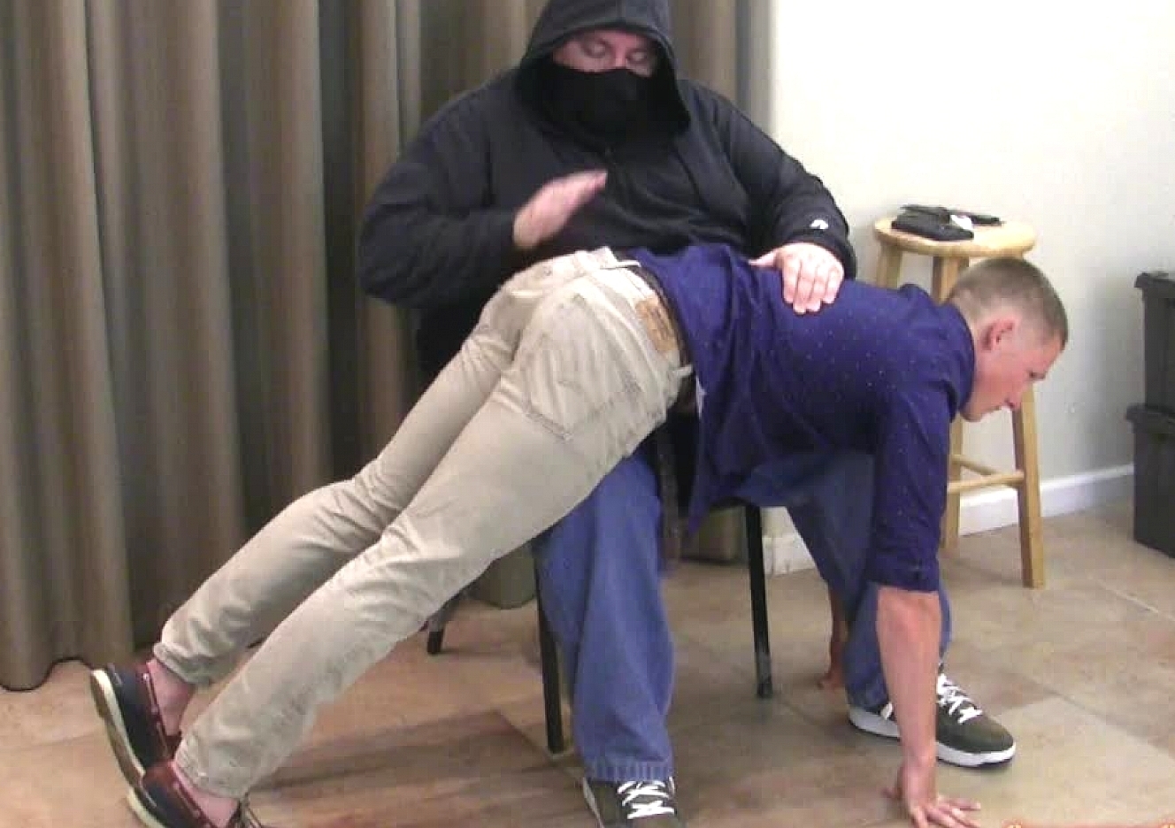 150727101-aaron-over-the-knee