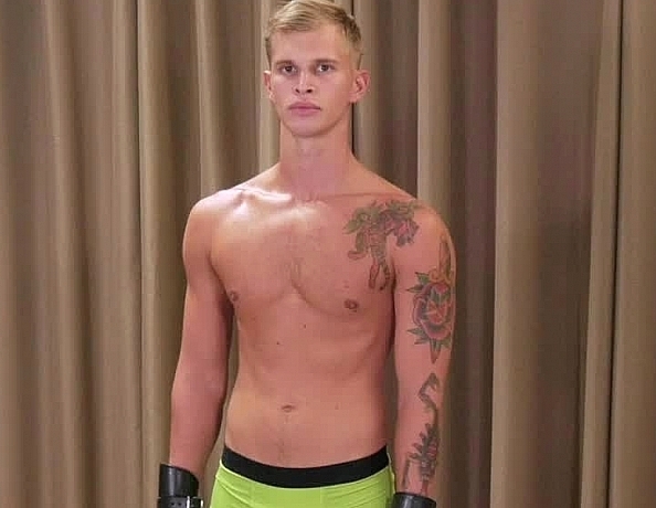 190809103-dustin-suspended-by-all-fours