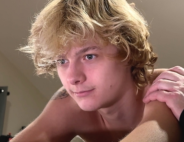 241222101-tristan-over-the-knee